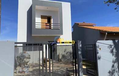 Imagem: A casa possui 3 Dormitórios, 1 Banheiro, 2 Vagas na garagem