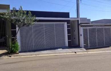 Imagem: A casa possui 3 Dormitórios, 3 Banheiros, 2 Vagas na garagem