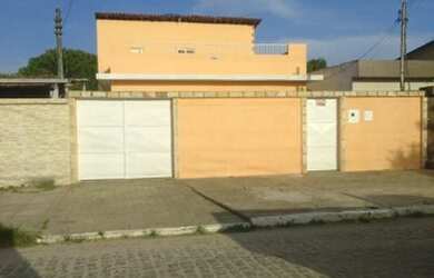 Imagem: A casa possui 4 Dormitórios, 2 Banheiros, 3 Vagas na garagem