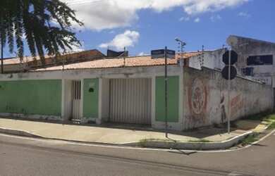 Imagem: A casa possui 2 Dormitórios, 2 Banheiros, 2 Vagas na garagem