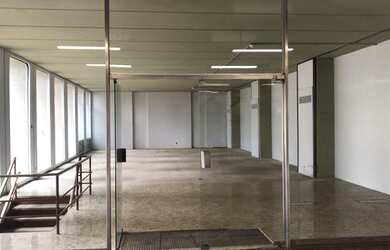 Imagem 1: loja com 349 metros sendo metade no subsolo alugo ao lado da estação...