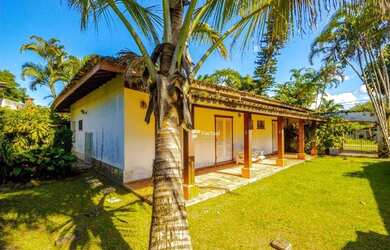 Imagem: A casa possui 3 Dormitórios, 4 Banheiros, 2 Vagas na garagem