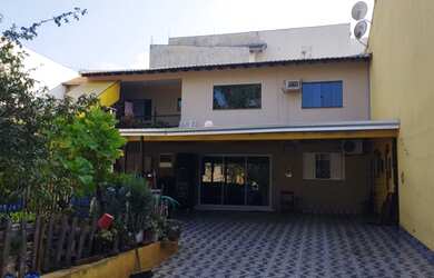 Imagem: A casa possui 4 Dormitórios, 4 Banheiros, 4 Vagas na garagem