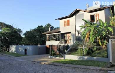 Imagem: A casa possui 4 Dormitórios, 2 Banheiros, 3 Vagas na garagem