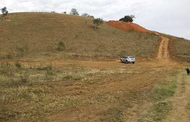 Imagem 2: Vendo terreno zona rural 12 mil metros Já com platô , água e cercado