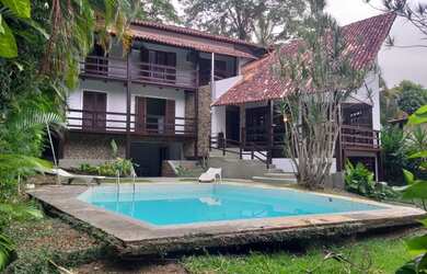 Imagem: A casa possui 5 Dormitórios, 5 Banheiros, 5 Vagas na garagem