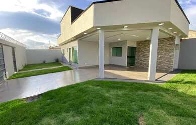 Imagem: A casa possui 3 Dormitórios, 2 Banheiros, 2 Vagas na garagem