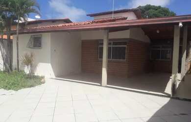 Imagem: A casa possui 3 Dormitórios, 2 Banheiros, 4 Vagas na garagem