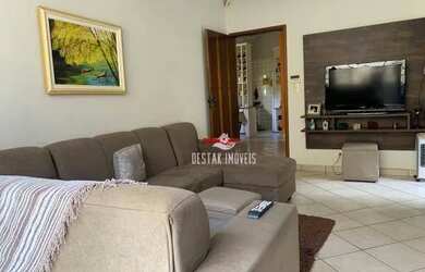 Imagem: A casa possui 3 Dormitórios, 4 Banheiros, 4 Vagas na garagem