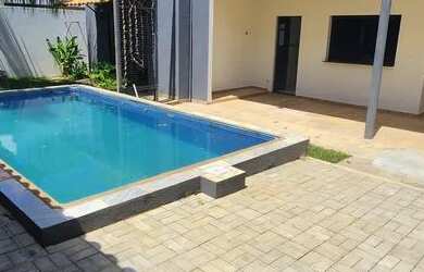 Imagem: A casa possui 3 Dormitórios, 2 Banheiros, 4 Vagas na garagem