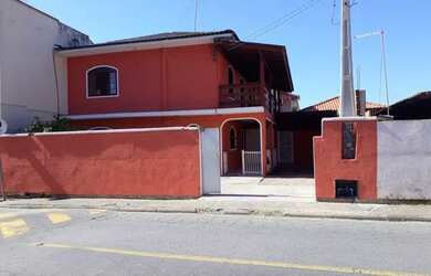 Imagem: A casa possui 5 Dormitórios, 2 Banheiros, 4 Vagas na garagem