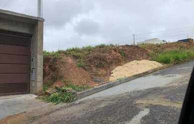 Imagem: O terreno à venda possui e está localizado em Guarda, São