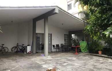 Imagem: A casa possui 4 Dormitórios, 4 Banheiros, 4 Vagas na garagem