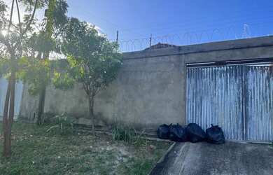 Imagem: A casa possui 2 Dormitórios, 1 Banheiro, 3 Vagas na garagem