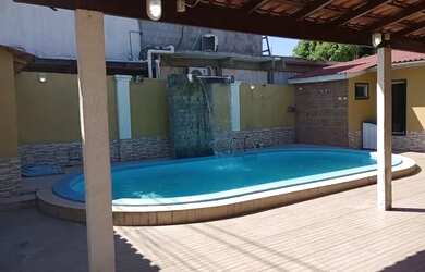 Imagem: A casa possui 4 Dormitórios, 4 Banheiros, 5 Vagas na garagem