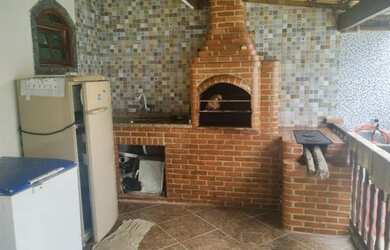 Imagem: A casa possui 1 Dormitório, 2 Banheiros, 1 Vaga na garagem