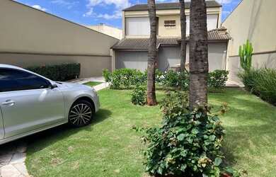 Imagem: A casa possui 2 Dormitórios, 5 Vagas na garagem e está localizado