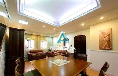 Imagem: A casa possui 3 Dormitórios, 3 Banheiros, 2 Vagas na garagem