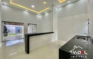 Imagem: A casa possui 2 Dormitórios, 2 Banheiros, 2 Vagas na garagem