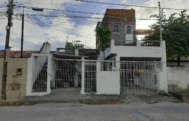 Imagem: A casa possui 3 Dormitórios, 2 Banheiros, 1 Vaga na garagem