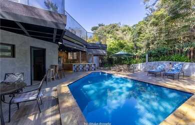 Imagem: A casa em condomínio possui 4 Dormitórios, 4 Banheiros, 5