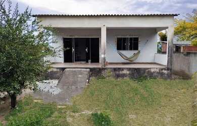 Imagem: A casa possui 3 Dormitórios, 1 Banheiro, 4 Vagas na garagem