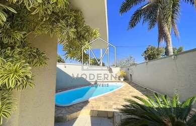 Imagem: A casa possui 3 Dormitórios, 3 Banheiros, 5 Vagas na garagem