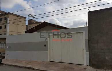 Imagem: A casa possui 3 Dormitórios, 3 Banheiros, 4 Vagas na garagem