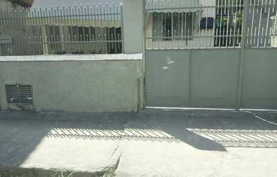 Imagem: A casa possui 3 Dormitórios, 1 Banheiro, 1 Vaga na garagem