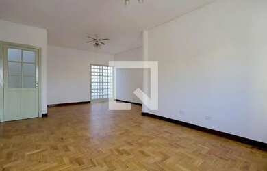 Imagem: A casa possui 4 Dormitórios, 3 Banheiros, 3 Vagas na garagem