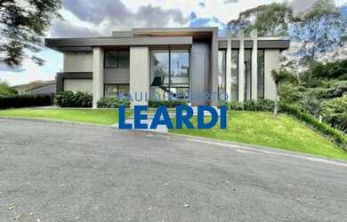 Imagem: A casa em condomínio possui 4 Dormitórios, 5 Banheiros, 5