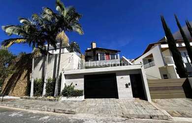 Imagem: A casa possui 3 Dormitórios, 4 Banheiros, 3 Vagas na garagem