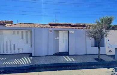 Imagem: A casa possui 4 Dormitórios, 3 Banheiros, 4 Vagas na garagem