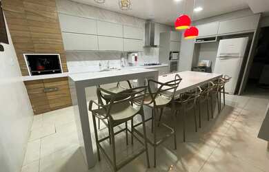 Imagem: A casa em condomínio possui 4 Dormitórios, 3 Banheiros, 2