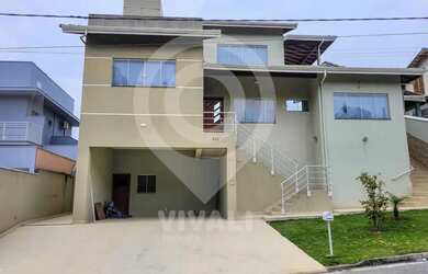 Imagem: A casa em condomínio possui 4 Dormitórios, 4 Banheiros, 2