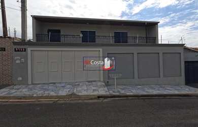 Imagem: A casa possui 3 Dormitórios, 2 Banheiros, 4 Vagas na garagem