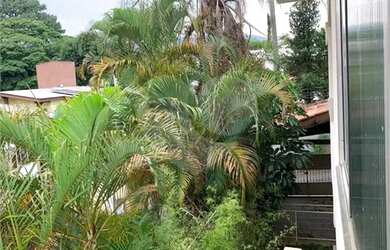 Imagem: A casa possui 5 Dormitórios, 2 Banheiros, 3 Vagas na garagem