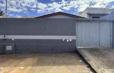 Imagem: A casa possui 3 Dormitórios, 1 Banheiro, 4 Vagas na garagem