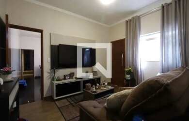 Imagem: A casa possui 3 Dormitórios, 3 Banheiros, 2 Vagas na garagem