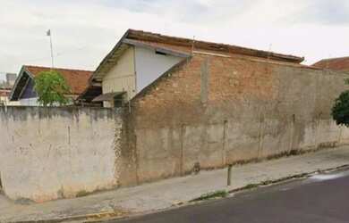 Imagem: A casa possui 3 Dormitórios, 3 Banheiros, 4 Vagas na garagem