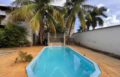 Imagem: A casa possui 5 Dormitórios, 5 Banheiros, 4 Vagas na garagem