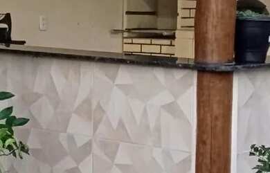 Imagem: A casa possui 2 Dormitórios, 1 Banheiro, 2 Vagas na garagem