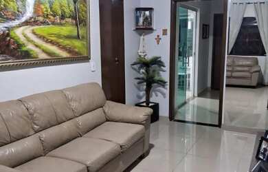 Imagem: A casa possui 2 Dormitórios, 1 Banheiro, 2 Vagas na garagem