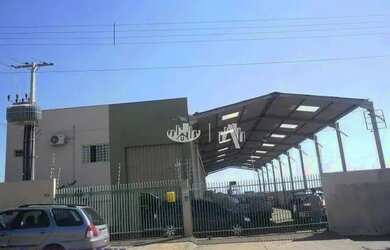 Imagem: O depósito possui 2 Vagas na garagem, 450m² de Área e está