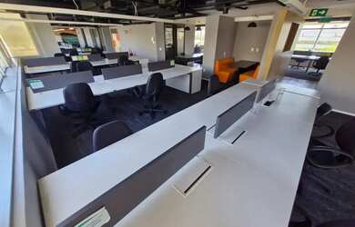 Imagem: O depósito possui 5 Vagas na garagem e 390m² de Área e está