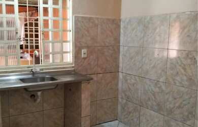 Imagem: A casa possui 1 Dormitório, 1 Banheiro e está localizado