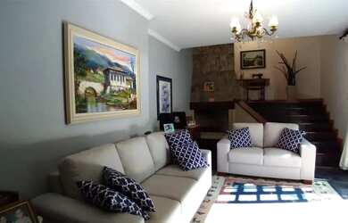 Imagem: A casa em condomínio e possui 4 Dormitórios, 4 Banheiros