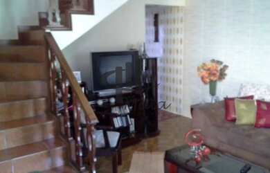 Imagem: A casa possui 3 Dormitórios, 2 Banheiros, 5 Vagas na garagem