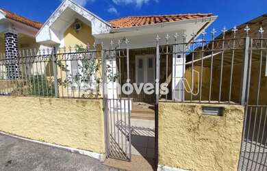 Imagem: A casa possui 3 Dormitórios, 2 Banheiros, 3 Vagas na garagem