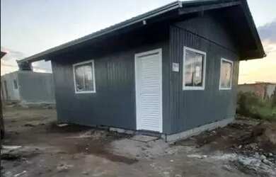 Imagem: A casa possui 2 Dormitórios, 1 Banheiro, 1 Vaga na garagem